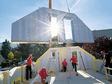 Hausaufbau Fertighaus Baustelle von WeberHaus