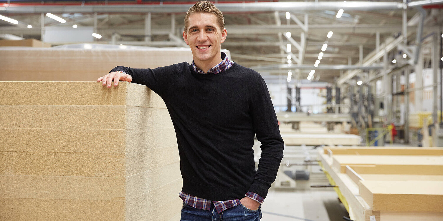 Nils Petersen besucht die Produktion bei WeberHaus