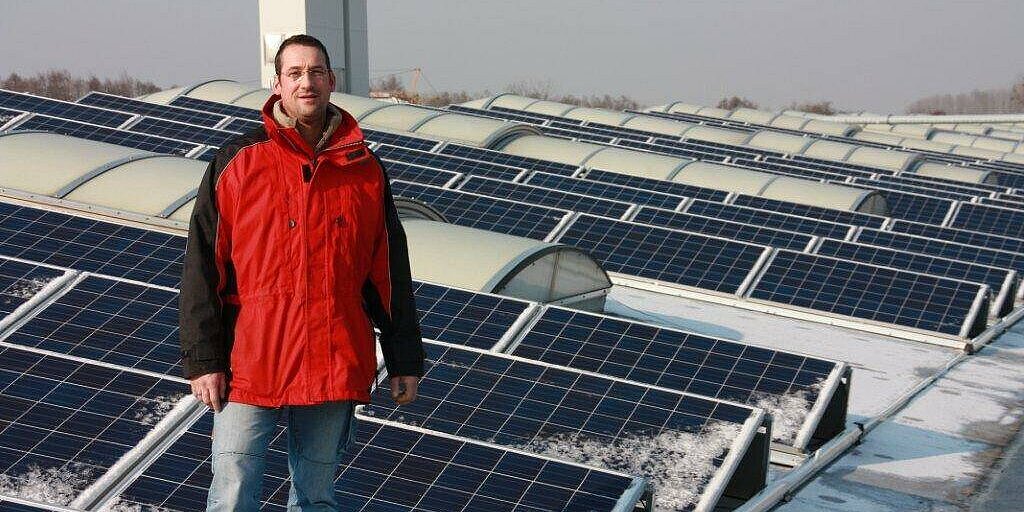 Projektleiter Ingo Fischer Projektleiter Bau der Photovoltaik-Anlage Projektleiter Ingo Fischer berichtet im Interview, wie der Bau der Photovoltaik-Anlage