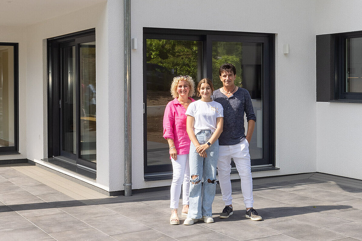 Glückliche Baufamilie Baufamilie Spohr vor der Stadtvilla generation5.5